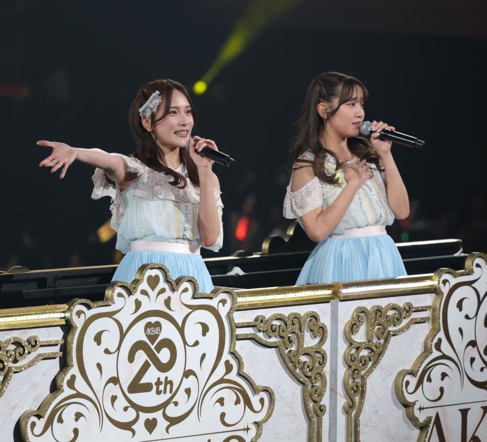 　ゴンドラに乗り、熱唱する入山杏奈（左）と加藤玲奈（撮影・西岡正）