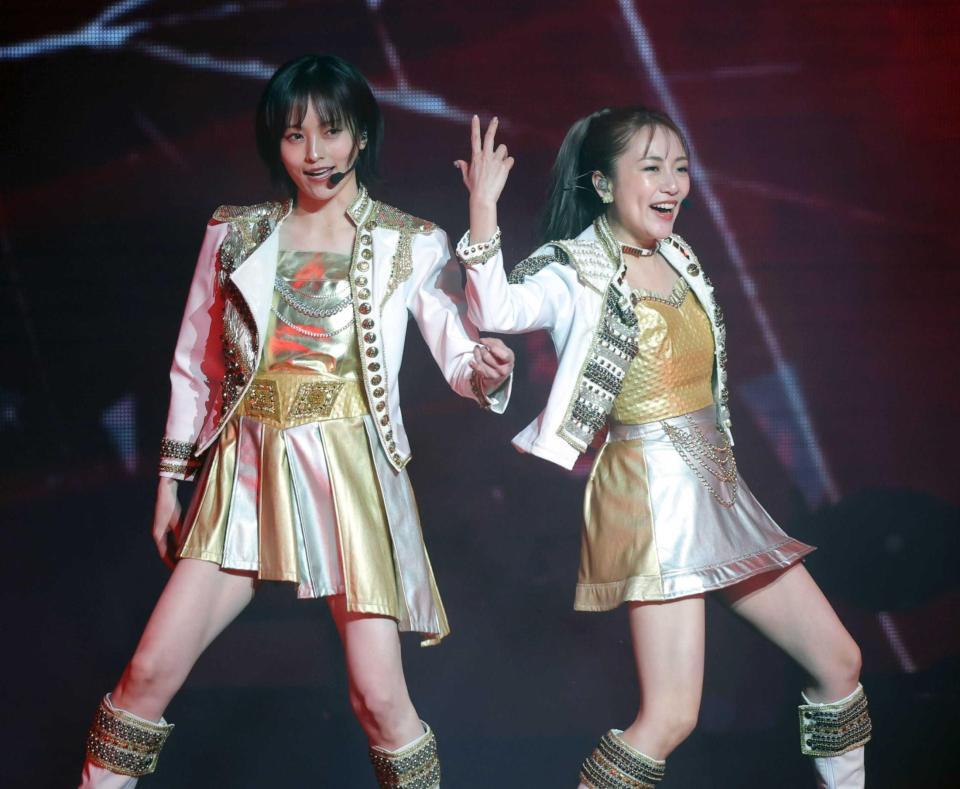 　パフォーマンスする高橋みなみ（右）と山本彩