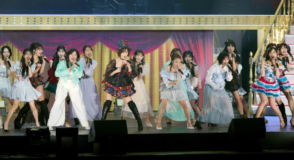 　（前列左から）松井珠理奈、篠田麻里子、高橋みなみ、山本彩らＯＧ