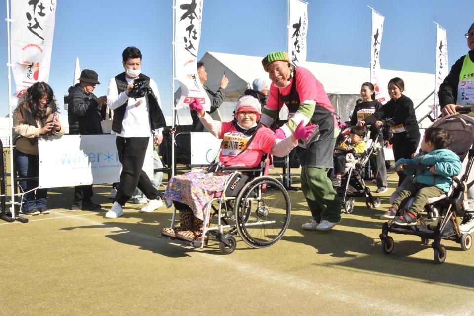 　ベビーカーウオークに参加した宮川大助・花子の宮川花子（中央）と宮川大助