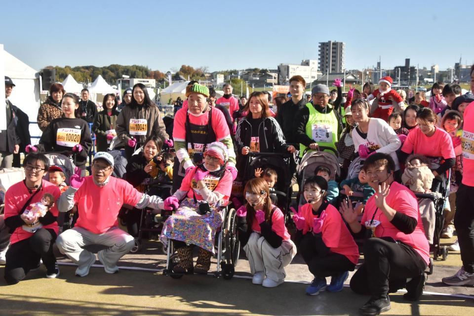 　間寛平（前列左から２人目）らと記念撮影する宮川大助・花子の宮川花子（同３人目）と宮川大助