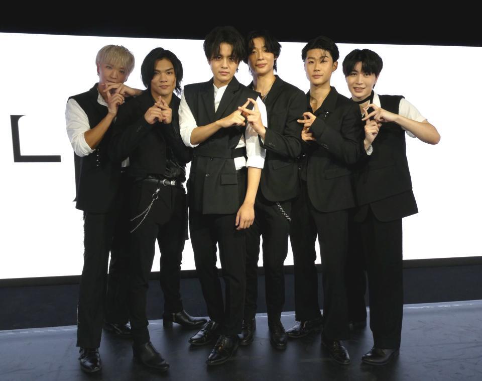 　撮影に応じる「└ＢＨＮＸ┘」（ビーハンクス）、（左から）高橋憲太、和田光平、羽田野孝介、ＬＵＫＥ、杉浦豪、高野彗