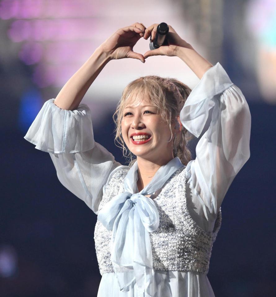 　ポーズを決める大家志津香（撮影・堀内翔）