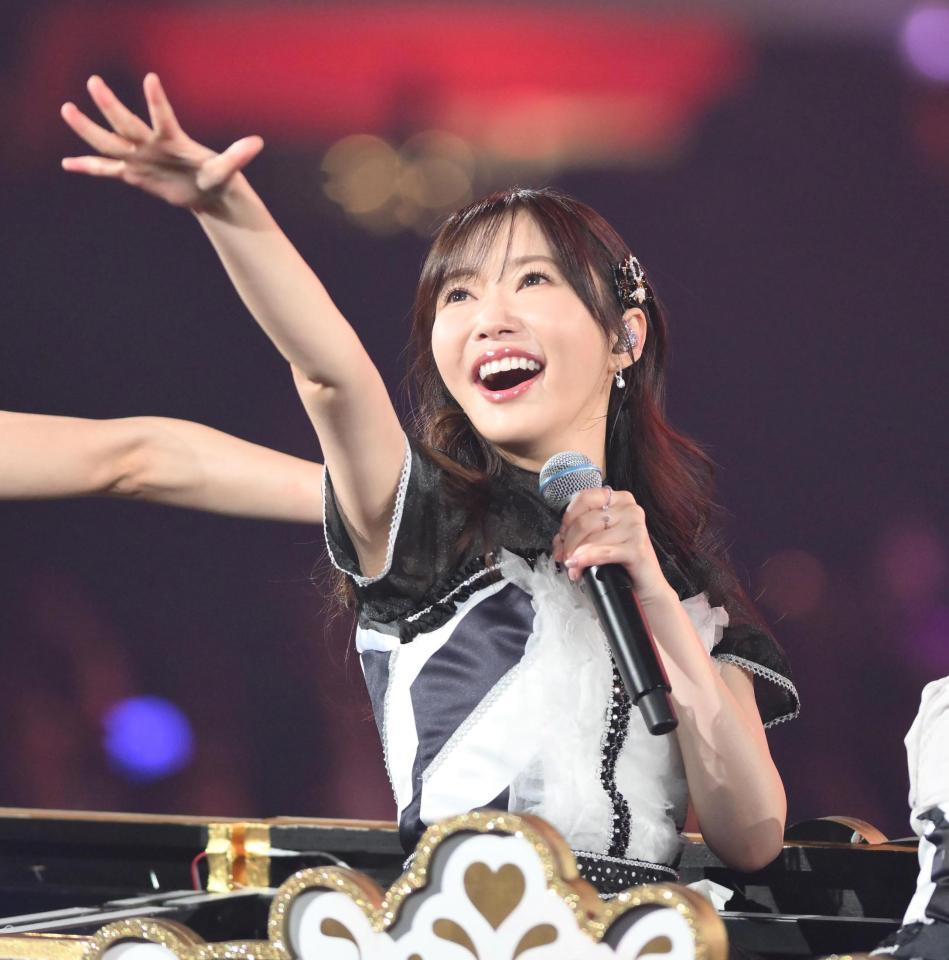 　声援に応える指原莉乃（撮影・堀内翔）