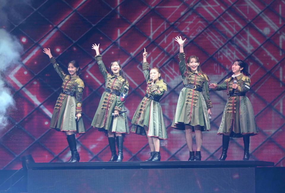 　オープニングに登場した（左から）柏木由紀、指原莉乃、高橋みなみ、小嶋陽菜、峯岸みなみ（撮影・堀内翔）