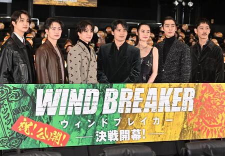 　客席をバックに写真に納まる（左から）ＪＵＮＯＮ、綱啓永、木戸大聖、水上恒司、八木莉可子、濱尾ノリタカ、上杉柊平（撮影・持木克友）