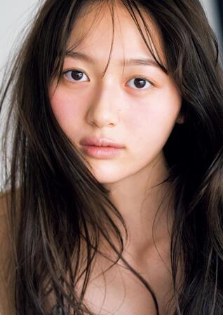 初写真集「ｓｈｉ～。」を発売した加藤栞（©Ｔａｋｅｏ　Ｄｅｃ．／集英社）