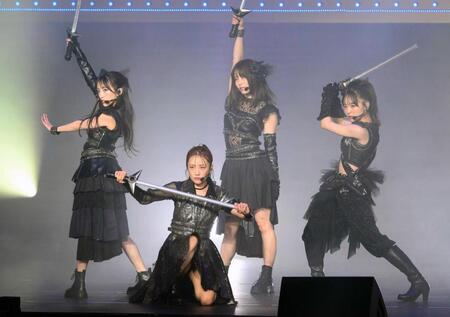 　共演する（左から）向井地美音、高橋みなみ、横山由依、倉野尾成美（撮影・堀内翔）