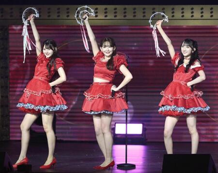 　ポーズを決める（左から）久保姫菜乃、小嶋陽菜、長友彩海（撮影・堀内翔）