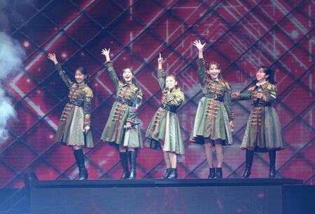 　オープニングに登場した（左から）柏木由紀、指原莉乃、高橋みなみ、小嶋陽菜、峯岸みなみ（撮影・堀内翔）