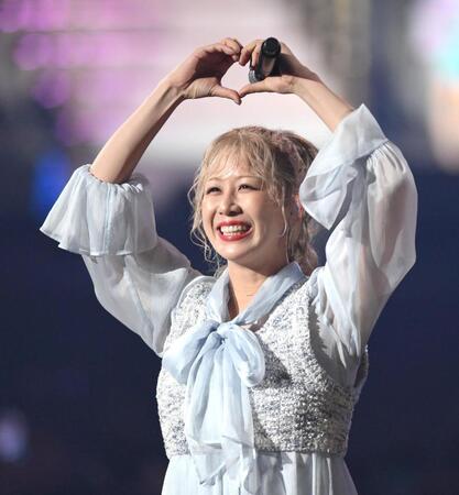 　ポーズを決める大家志津香（撮影・堀内翔）