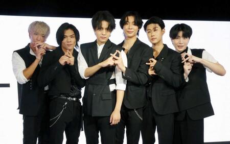 　デビュー記念イベントを行い撮影に応じる└ＢＨＮＸ┘の（左から）高橋憲太、和田光平、羽田野孝介、ＬＵＫＥ、杉浦豪、高野彗