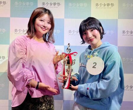 　Ｍｉｙｕｕ（左）から祝福されるグランプリの樋口風花さん