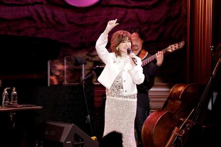 　歌唱する松本伊代