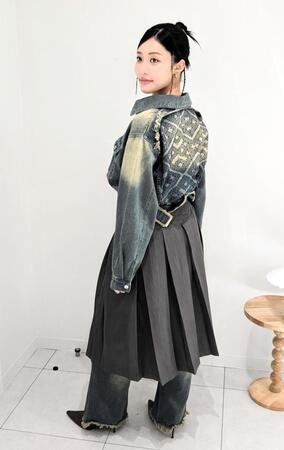 　背中に青森の伝統技法「こぎん刺し」を施したでジムジャケットを着る王林王林