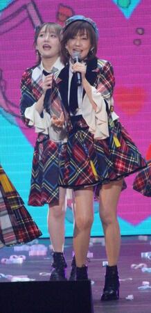　ＡＫＢ４８メンバーとパフォーマンスした松本伊代（右）
