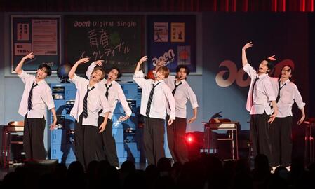 　ミニライブを行うａｏｅｎ（撮影・持木克友）