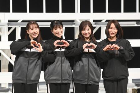 　ハートマークを見せる（左から）桜井日奈子、さとうほなみ、吉高由里子、山口紗弥加（撮影・園田高夫）