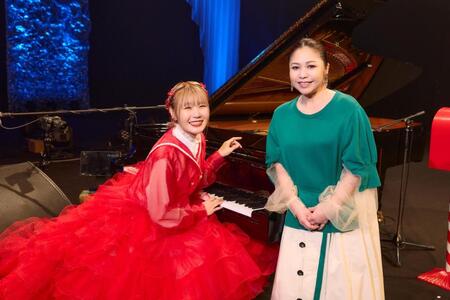 　東京国際フォーラムで行われた「ハラミちゃん　全国ピアノツアー２０２５　ＴＨＥ　ＦＩＮＡＬ！！」に夏川りみ（右）がサプライズゲストとして登場した