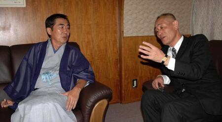 　桂三枝（左、現文枝）と話す古川嘉一郎さん＝２００５年