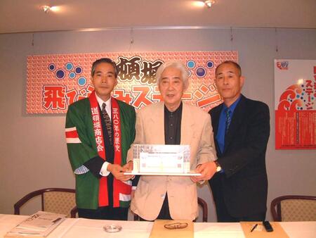 　「道頓堀飛び込みステージ」開催に意欲を見せる（左から）中井政嗣氏、藤本義一さん、古川嘉一郎さん＝２００２年
