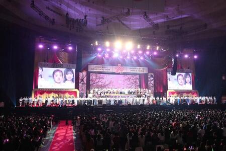 　すべてのキャストが登壇したステージ（撮影・堀内翔）