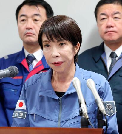 　記者団の取材に応じる高市首相（代表撮影）