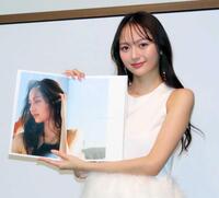 　初の写真集「ｓｈｉ～。」の発売記念イベントを開催したモデルの加藤栞