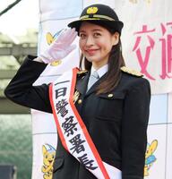 　一日警察署長を務めた野崎萌香