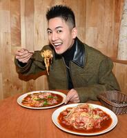 　あんかけパスタを口にする三山凌輝（撮影・持木克友）