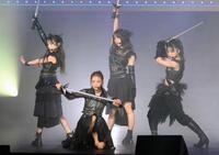 　共演する（左から）向井地美音、高橋みなみ、横山由依、倉野尾成美（撮影・堀内翔）