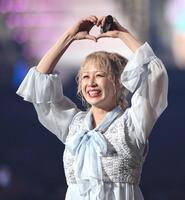 　ポーズを決める大家志津香（撮影・堀内翔）