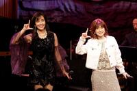 　ポーズを決める（左から）早見優、松本伊代