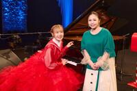 　東京国際フォーラムで行われた「ハラミちゃん　全国ピアノツアー２０２５　ＴＨＥ　ＦＩＮＡＬ！！」に夏川りみ（右）がサプライズゲストとして登場した