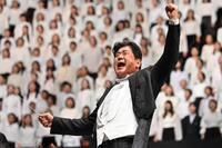 　力強く指揮する佐渡裕氏　©ＭＢＳ／サントリー１万人の第九