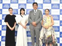 　公演を終え取材に応じた（左から）蒼井優、松岡茉優、佐渡裕氏、一青窈