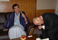 　桂三枝（左、現文枝）と話す古川嘉一郎さん＝２００５年