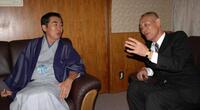 　桂三枝（左、現文枝）と話す古川嘉一郎さん＝２００５年