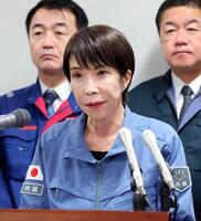 　記者団の取材に応じる高市首相（代表撮影）