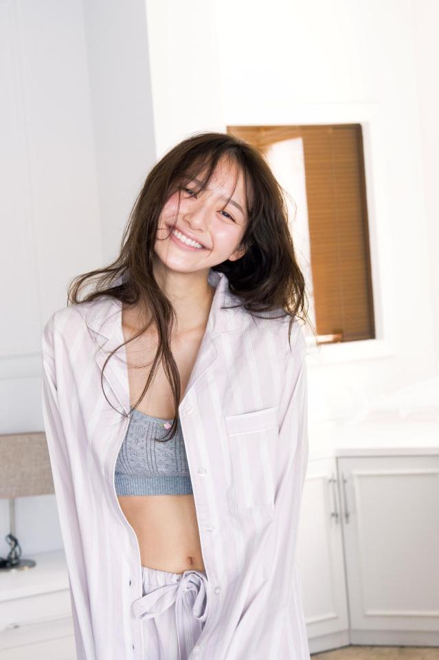 　初写真集「ｓｈｉ～。」のカット（©Ｔａｋｅｏ　Ｄｅｃ．／集英社）