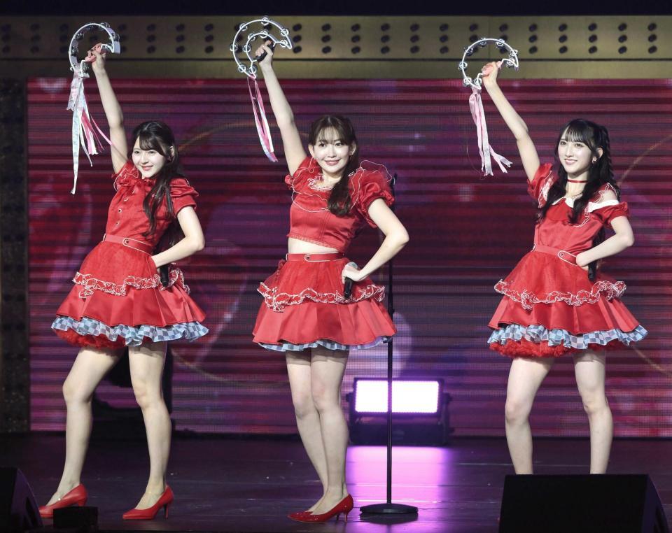 　ポーズを決める（左から）久保姫菜乃、小嶋陽菜、長友彩海（撮影・堀内翔）