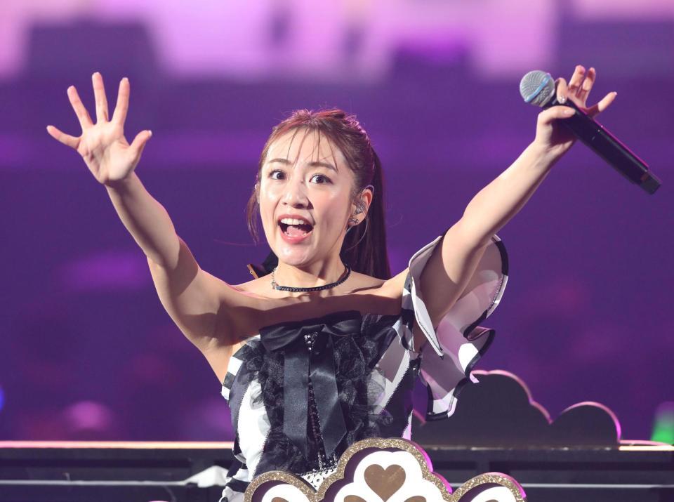 　声援に応える高橋みなみ（撮影・堀内翔）