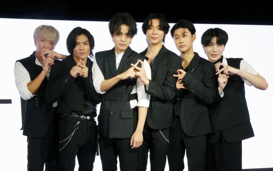 　デビュー記念イベントを行い撮影に応じる└ＢＨＮＸ┘の（左から）高橋憲太、和田光平、羽田野孝介、ＬＵＫＥ、杉浦豪、高野彗