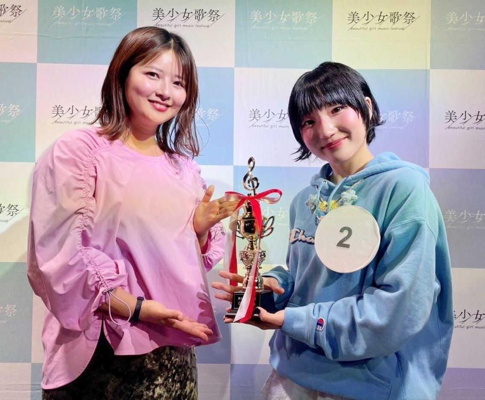 　Ｍｉｙｕｕ（左）から祝福されるグランプリの樋口風花さん