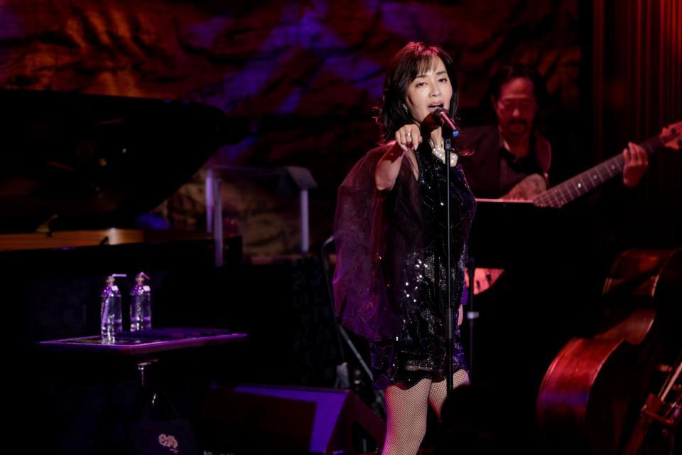 　歌唱する早見優