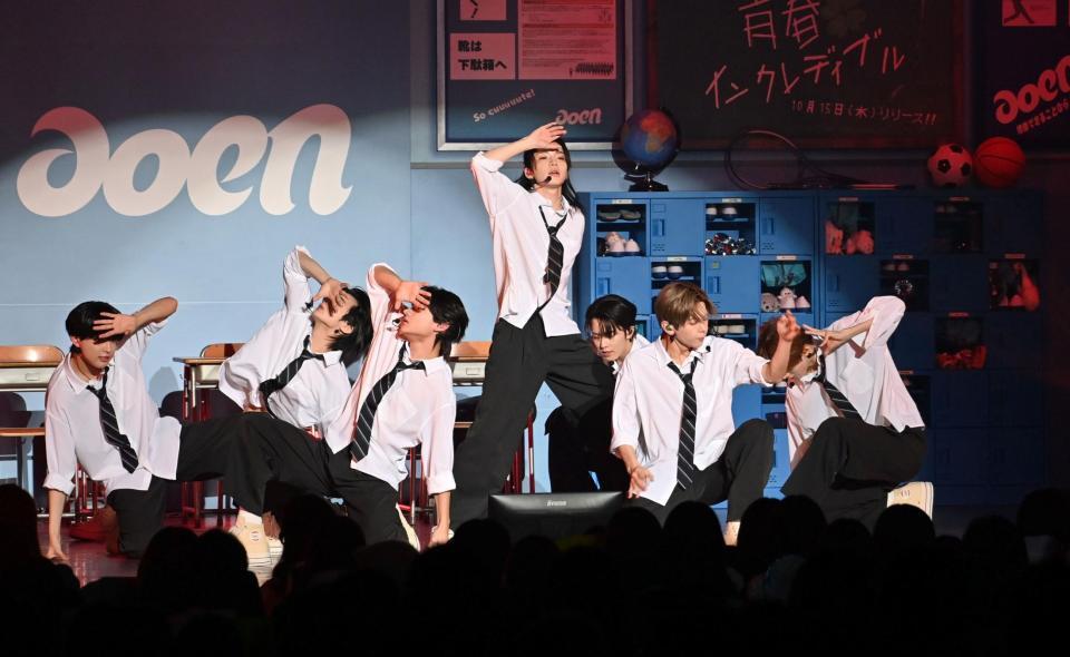 　ミニライブを行うａｏｅｎ（撮影・持木克友）