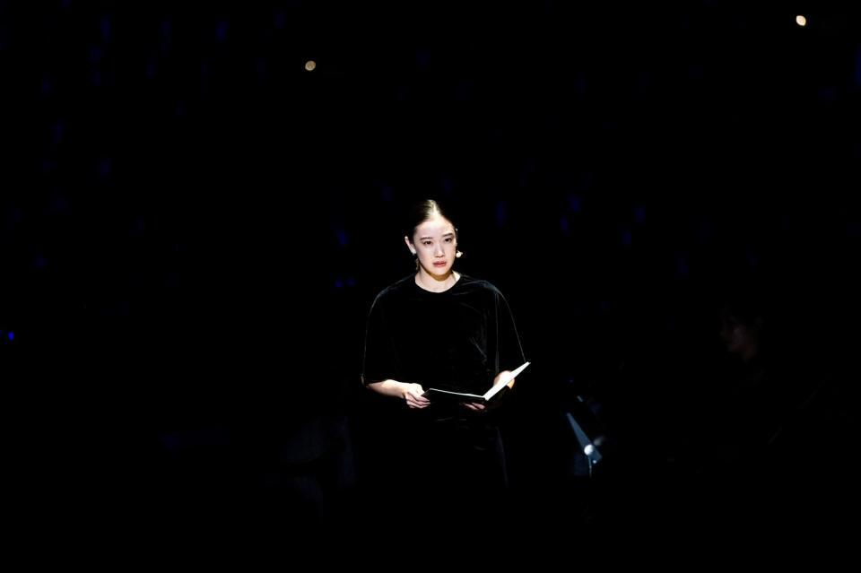 　「歓喜の歌」を朗読する蒼井優　©ＭＢＳ／サントリー１万人の第九