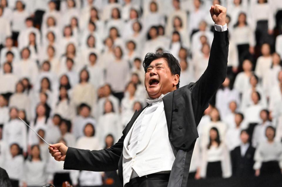 　力強く指揮する佐渡裕氏　©ＭＢＳ／サントリー１万人の第九