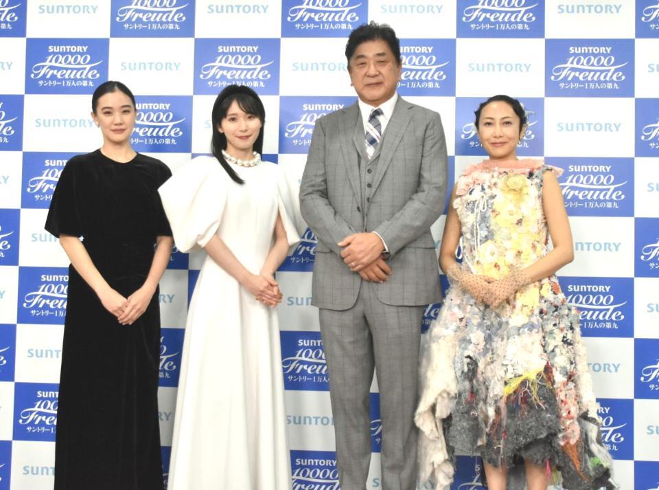 　公演を終え取材に応じた（左から）蒼井優、松岡茉優、佐渡裕氏、一青窈
