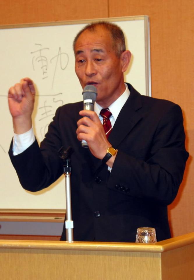 　講演する古川嘉一郎さん＝２００５年
